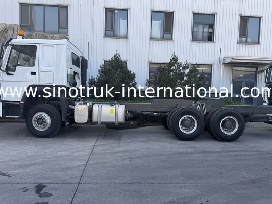 SINOTRUK HOWO Podwozie ciężarówki SINOTRUK Silnik 371HP 6 × 4 RHD Z światłem ostrzegawczym Zastosowany w ciężarówkach z ładunkiem ciężarówki z wodą