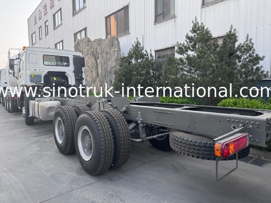 SINOTRUK HOWO Podwozie ciężarówki SINOTRUK Silnik 371HP 6 × 4 RHD Z światłem ostrzegawczym Zastosowany w ciężarówkach z ładunkiem ciężarówki z wodą