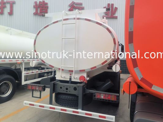 SINOTRUK Oil Transport Truck With Manhole Cover and Breath Valve 10000L Volume