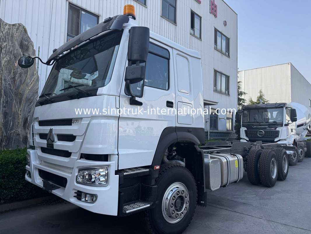 SINOTRUK HOWO Podwozie ciężarówki SINOTRUK Silnik 371HP 6 × 4 RHD Z światłem ostrzegawczym Zastosowany w ciężarówkach z ładunkiem ciężarówki z wodą